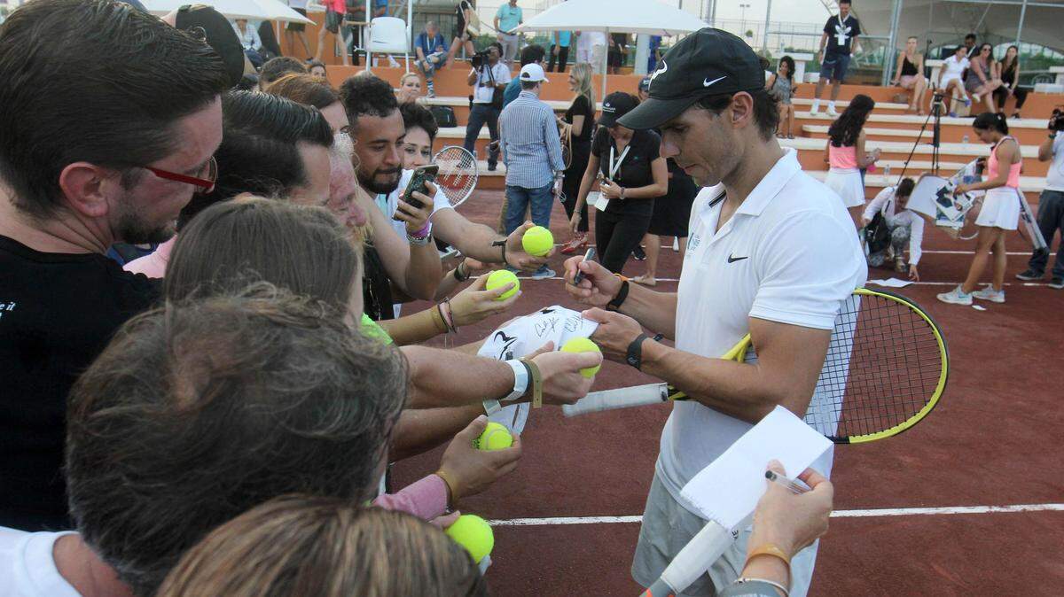El tenista español Rafa Nadal firma autógrafos en la inauguración de su primer centro deportivo fuera de España, el Rafa Nadal Tennis Centre, emplazado en un complejo hotelero en la parte continental de Isla Mujeres, al norte del balneario mexicano de Cancún, en el estado de Quintana Roo, México, el 18 de febrero de 2019.