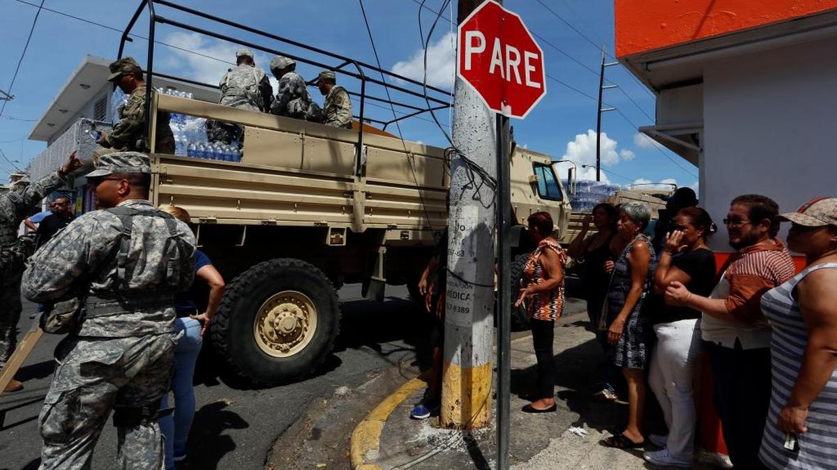 Autoridades controlan el ingreso y distribución de ayudas en vehículos militares para la población afectada tras el paso del huracán María. Puerto Rico espera que la llegada de ayuda con suministros contribuya a mejorar el caos generalizado provocado por el paso por isla del huracán María, que destrozó infraestructuras y el sistema eléctrico, dejó 9 muertes, cifra todavía provisional, y 15,000 refugiados.