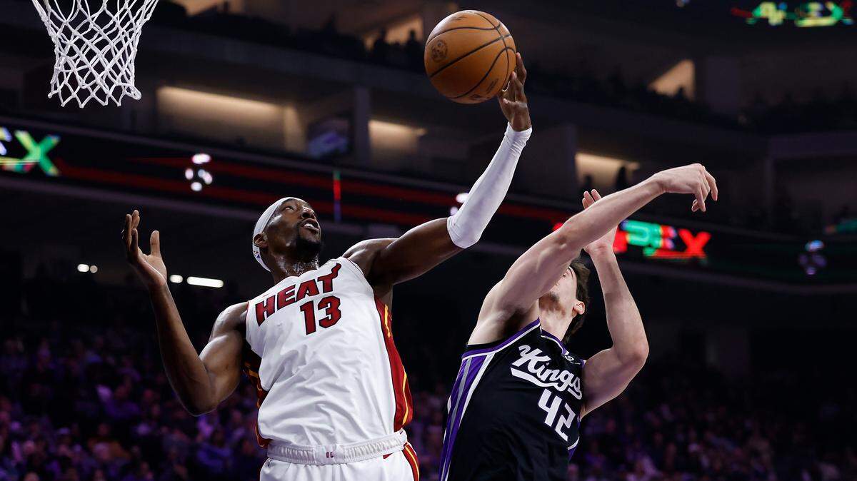 El jugador del Heat de Miami Bam Adebayo captura un rebote ante Maxime Raynaud, de los Kings, en el primer cuarto del partido celebrado el 20 de enero de 2026 en Sacramento, California. 