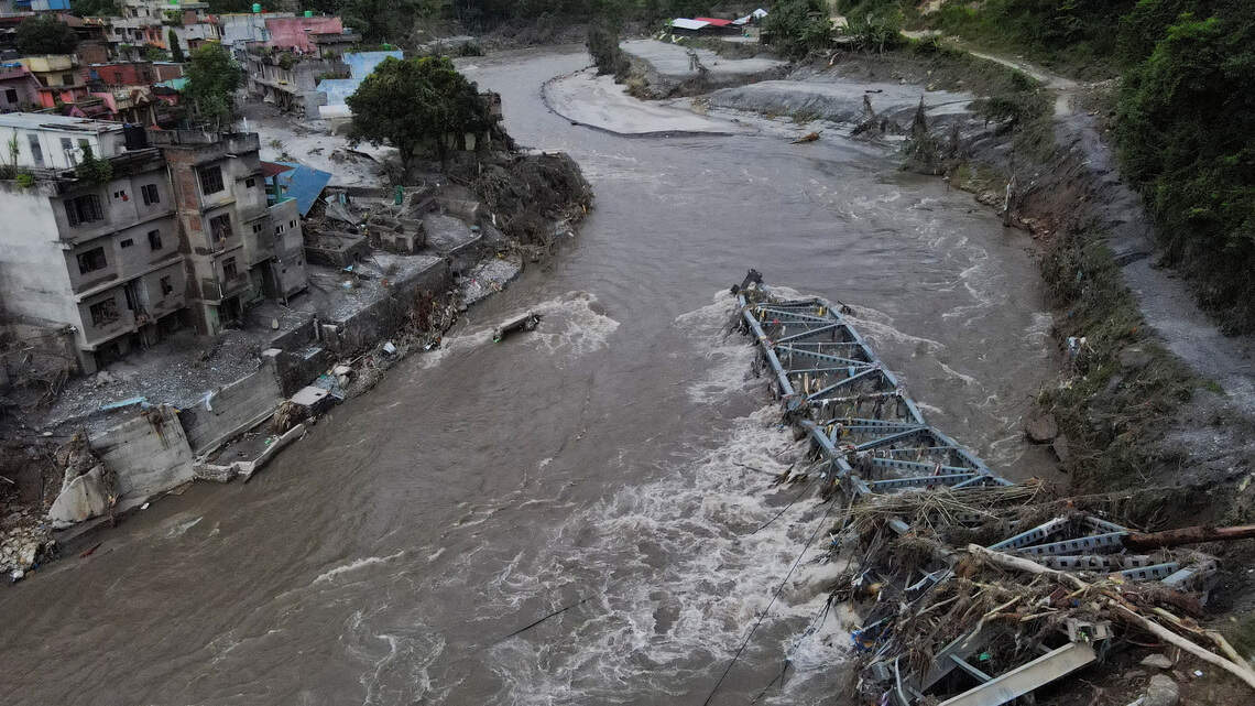 Desaparecidos por mortal alud entre Nepal y China superan los 2,400