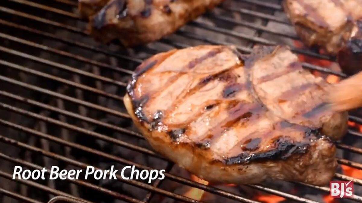 Chuletas de cerdo con Root Beer asadas a la parrilla.