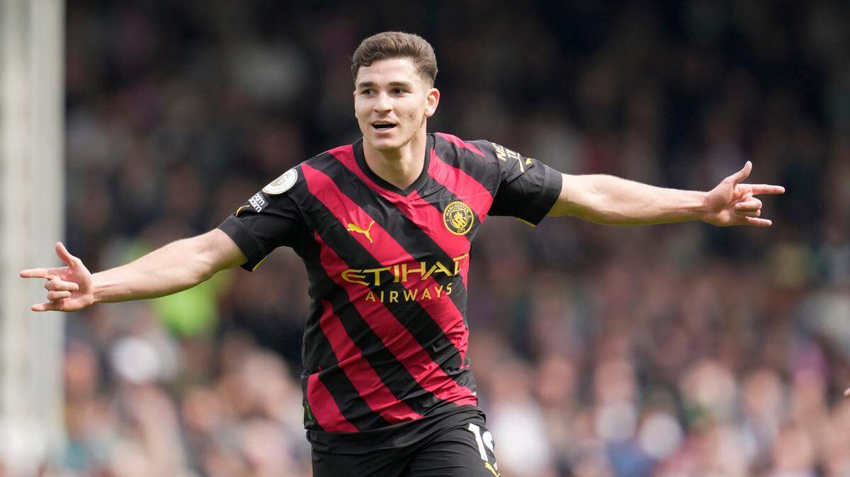 El jugador del Manchester City Julian Álvarez celebra tras anotar un gol en el partido ante Fulham, celebrado el 30 de abril de 2023 en Londres.