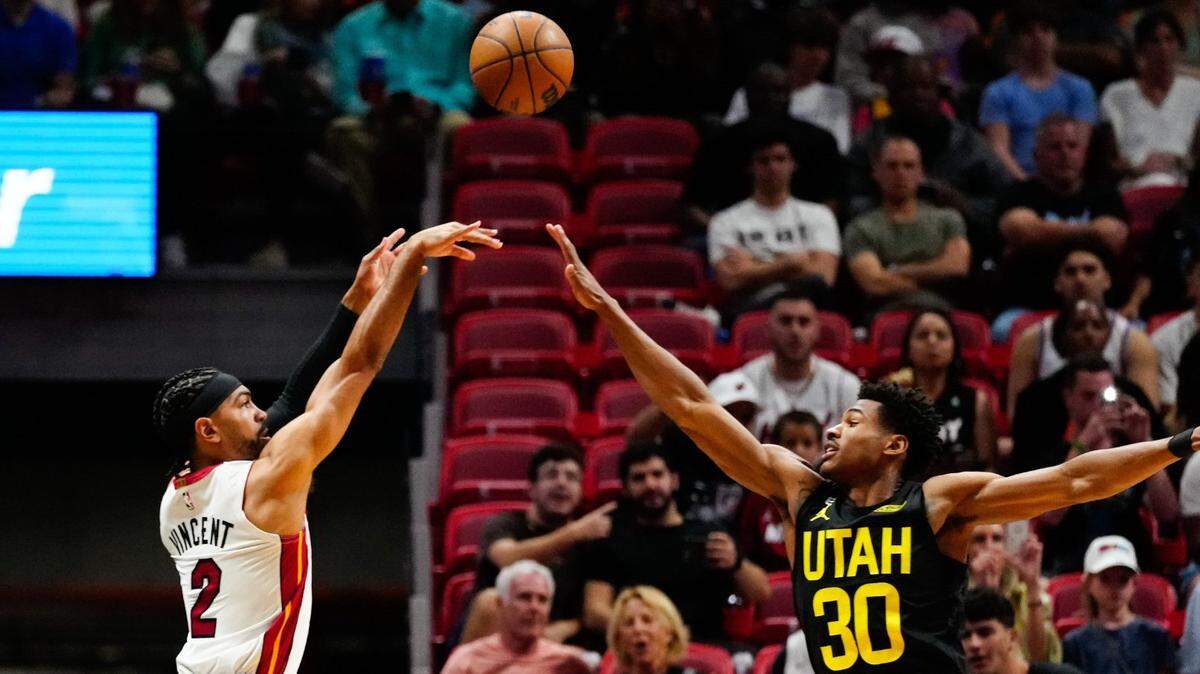 El escolta del Heat Gabe Vincent tira al aro ante la marca de Ochai Agbaji, del Jazz de Utah, en el partido celebrado el 13 de marzo de 2023 en Miami.
