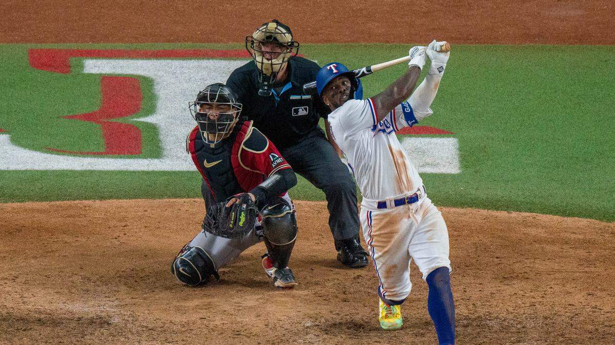 El jardinero de los flamantes campeones de la Serie Mundial, los Rangers de Rexas, Adolis García es uno de los integrantes de la lista de 63 finalistas al premio Bate de Plata anunciada este jueves por Grandes Ligas.
