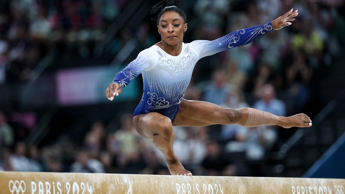 Simone Biles compite durante la final de viga de equilibrio femenina de gimnasia artística en el décimo día de los Juegos Olímpicos de París 2024 en Bercy Arena, el 5 de agosto de 2024 en París, Francia.