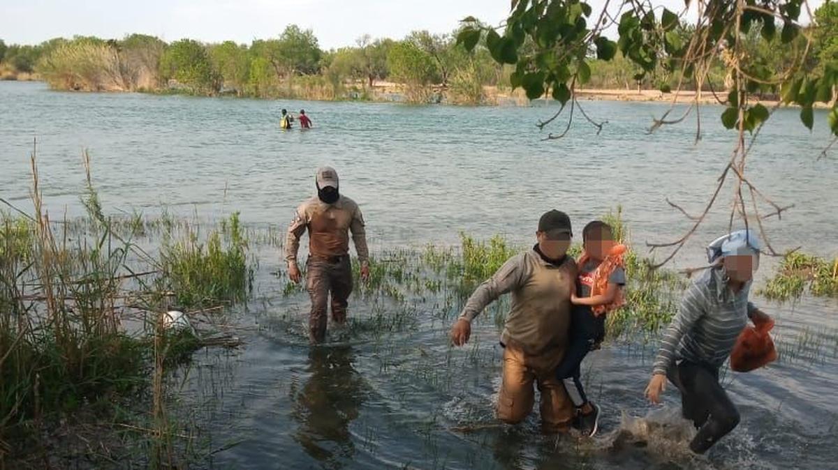 Una madre cubana y su hijo fueron rescatados de las fuertes corrientes del río Bravo, México, cuando intentaban cruzar ilegalmente a Estados Unidos el 14 de abril de 2022.