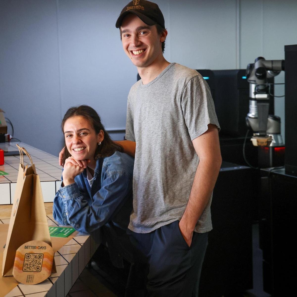Ece y Cem Kinay, quienes operan un local de comida para llevar y entrega a domicilio en Coral Gables, usan la cocina robótica de Better Days para expandir su menú más allá de las hamburguesas y la pizza.