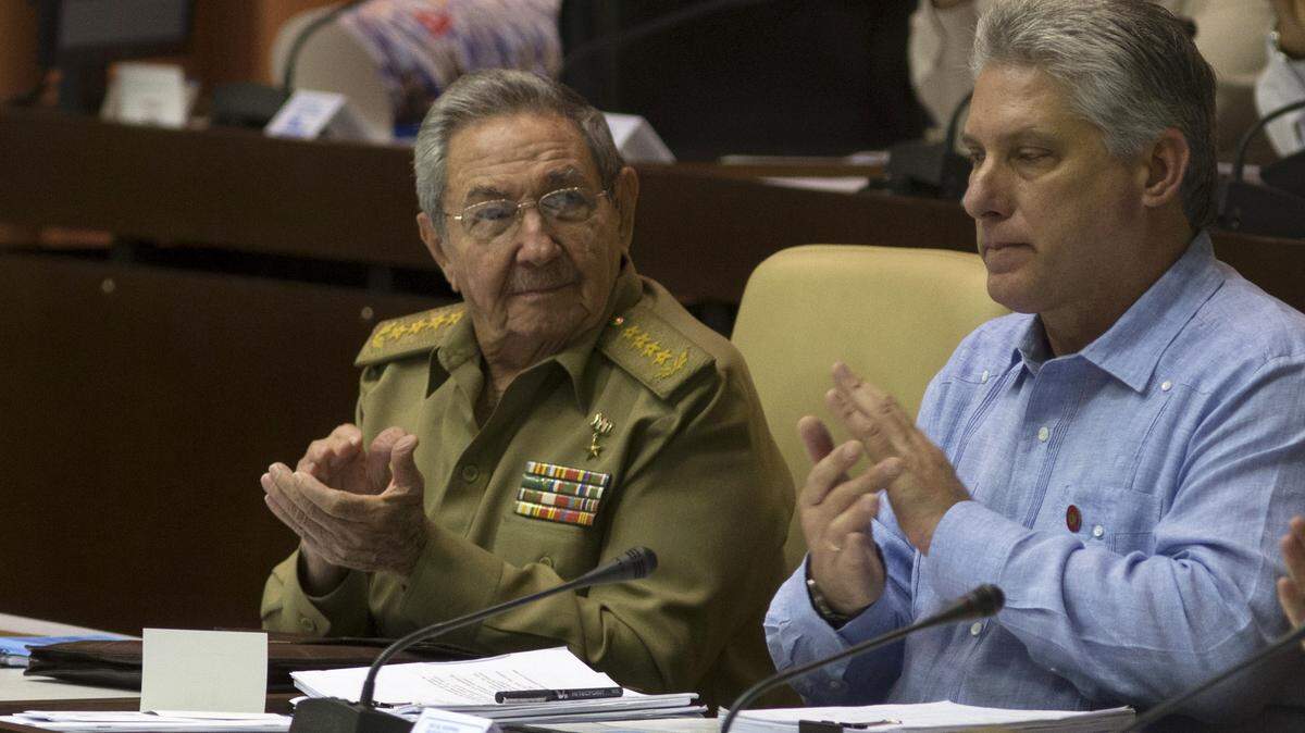 El gobernante cubano Raúl Castro aplaude junto al primer vicepresidente Miguel Díaz-Canel durante una sesión de la Asamblea Nacional de Cuba, en La Habana, en una imagen de diciembre del 2015.