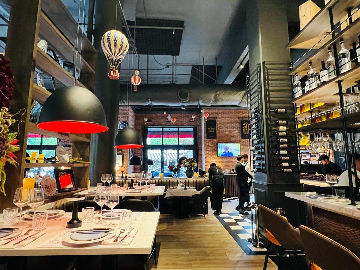 Interior del restaurante argentino La Cabrera en Midtown Miami.
