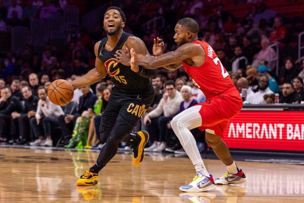 El jugador de los Cavaliers de Cleveland Donovan Mitchell (izq.) trata de superar la marca de Haywood Highsmith, del Heat, en el partido celebrado el 8 de diciembre de 2024 en Miami.