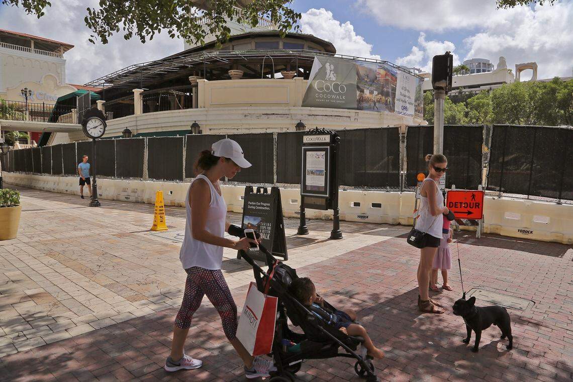 Cocowalk se encuentra en proceso de demolición parcial mientras el centro comercial estilo boutique se espera que reabre reabra en el 2019.