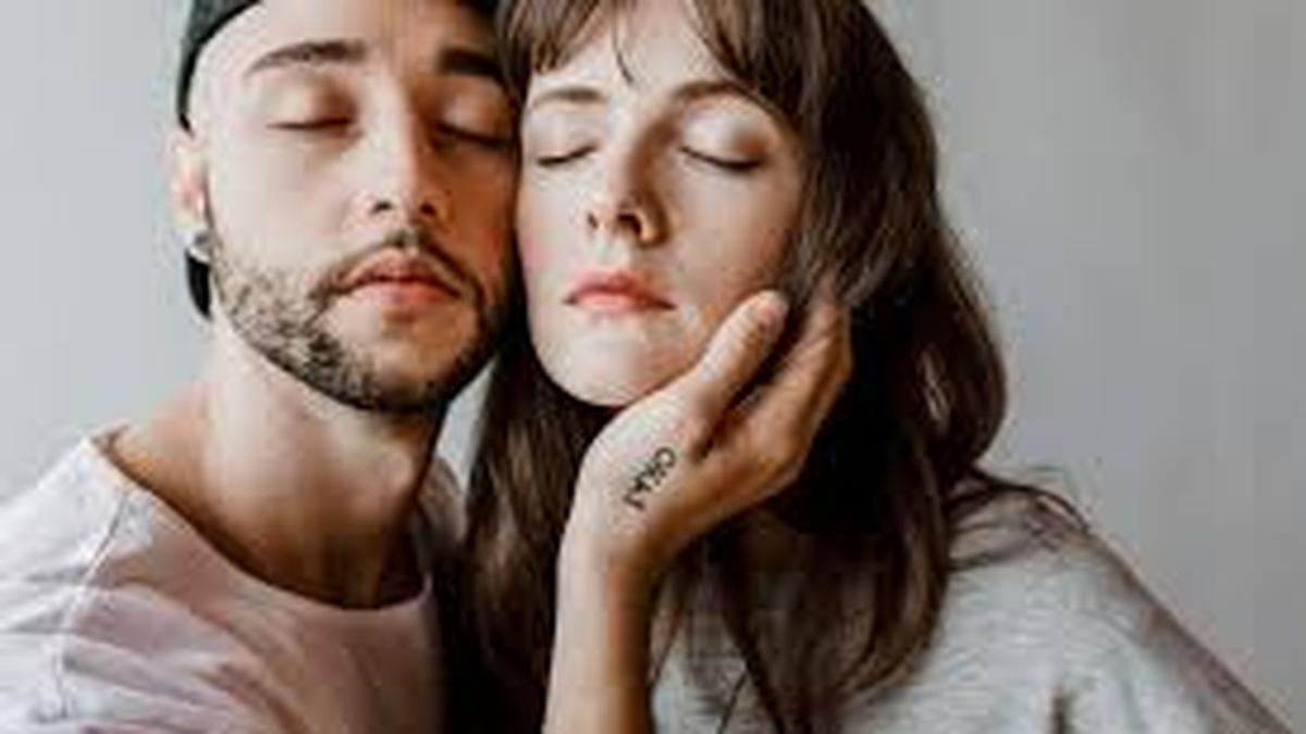 Si eres de las que callan y no te atreves expresarle a tu pareja lo que sientes, te advierto que tu vínculo amoroso se deteriorará.
