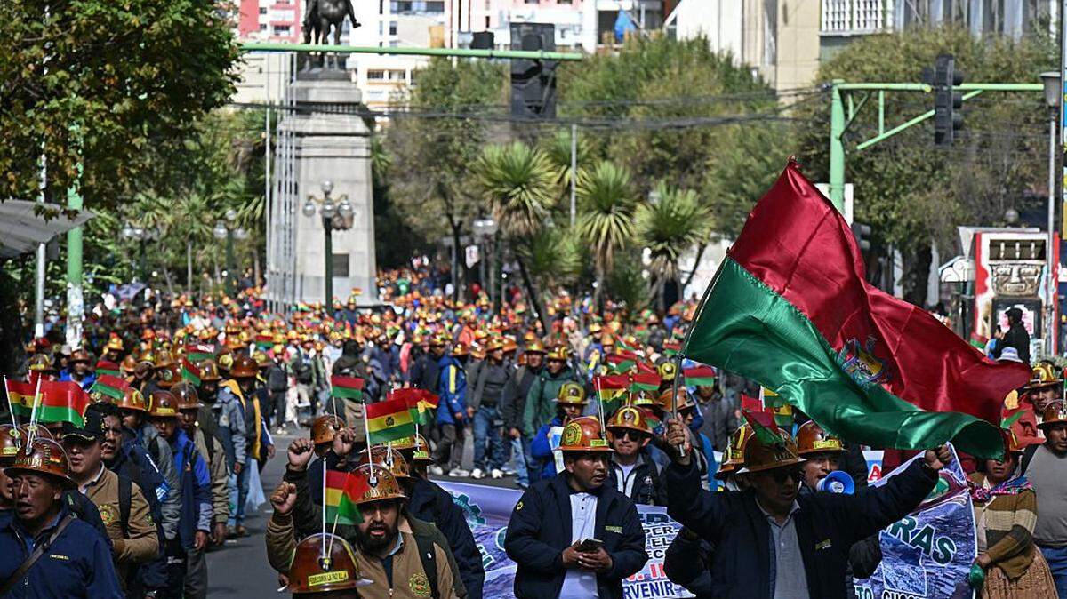 Mineros marchan para exigir la renuncia del presidente boliviano Rodrigo Paz en La Paz, el 14 de mayo de 2026. Durante las últimas dos semanas, trabajadores, agricultores, maestros, grupos indígenas y trabajadores del transporte han estado presionando al gobierno. Sus demandas van desde aumentos salariales y estabilización económica hasta la oposición a la privatización de empresas públicas.