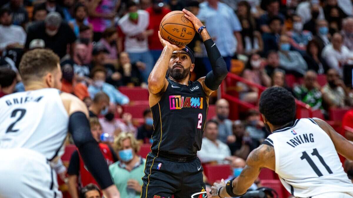 El jugador del Heat Gabe Vincent tira al aro ante la marca de Kyrie Irving, de los Nest de Brooklyn, en el partido celebrado el 12 de febrero de 2022 en Miami.