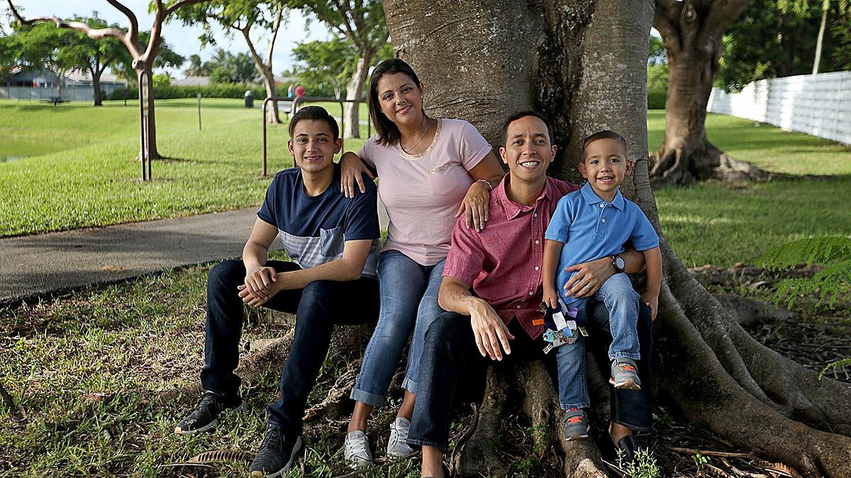 Melissa Rojas con su hijo, Chris Vera, su esposo Juan Rojas y su otro hijo Pablo. A Melissa le diagnosticaron cáncer del seno cuando tenía 28 años. Seis meses después de terminar el tratamiento de radiación quedó embarazada. Pablo nació en junio del 2015.