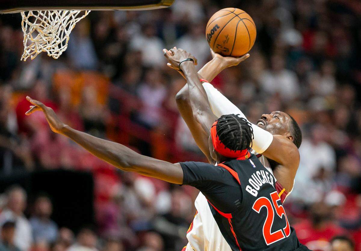 El centro del Heat Bam Adebayo anota ante la marca de Chris Boucher, de los Raptors de Toronto, en el partido celebrado el 24 de octubre de 2022 en Miami.