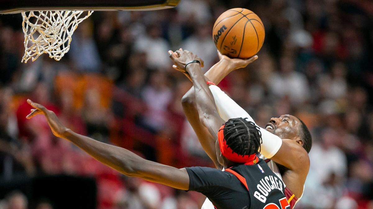 El centro del Heat Bam Adebayo tira al aro ante la marca de Chris Boucher, de los Raptors de Toronto, en el partido celebrado el 24 de octubre de 2022 en Miami.