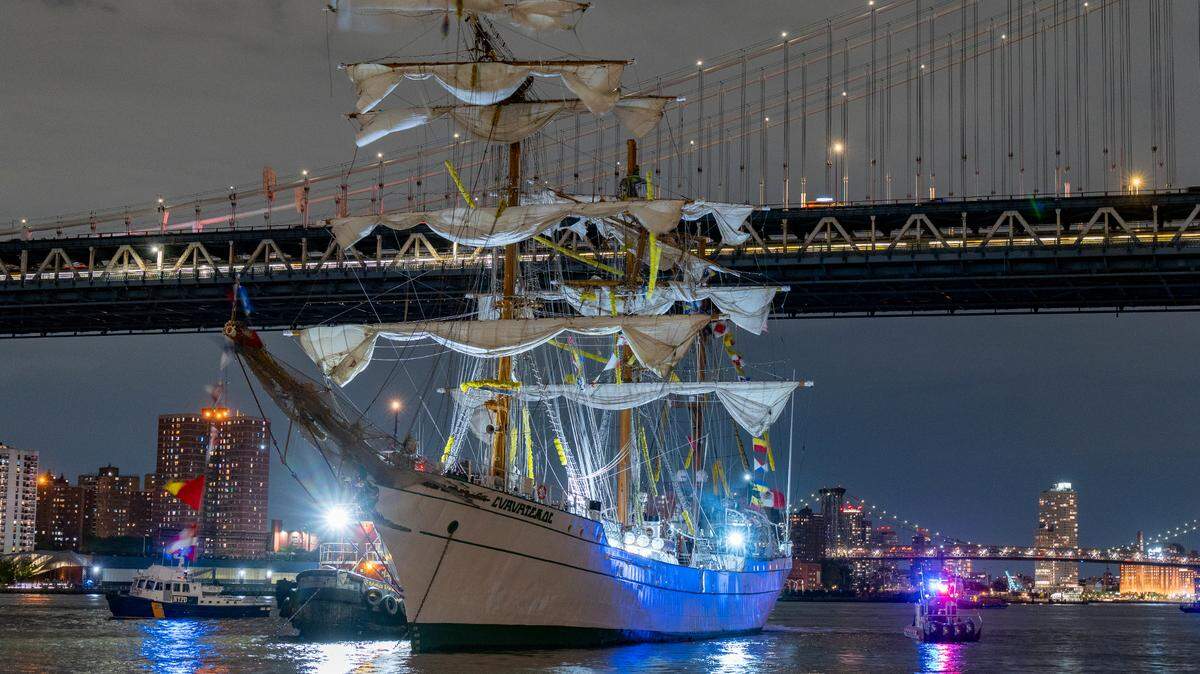Vista del buque escuela mexicano Cuauhtémoc junto al Puente de Brooklyn en Nueva York, sábado, 17 de mayo de 2025.