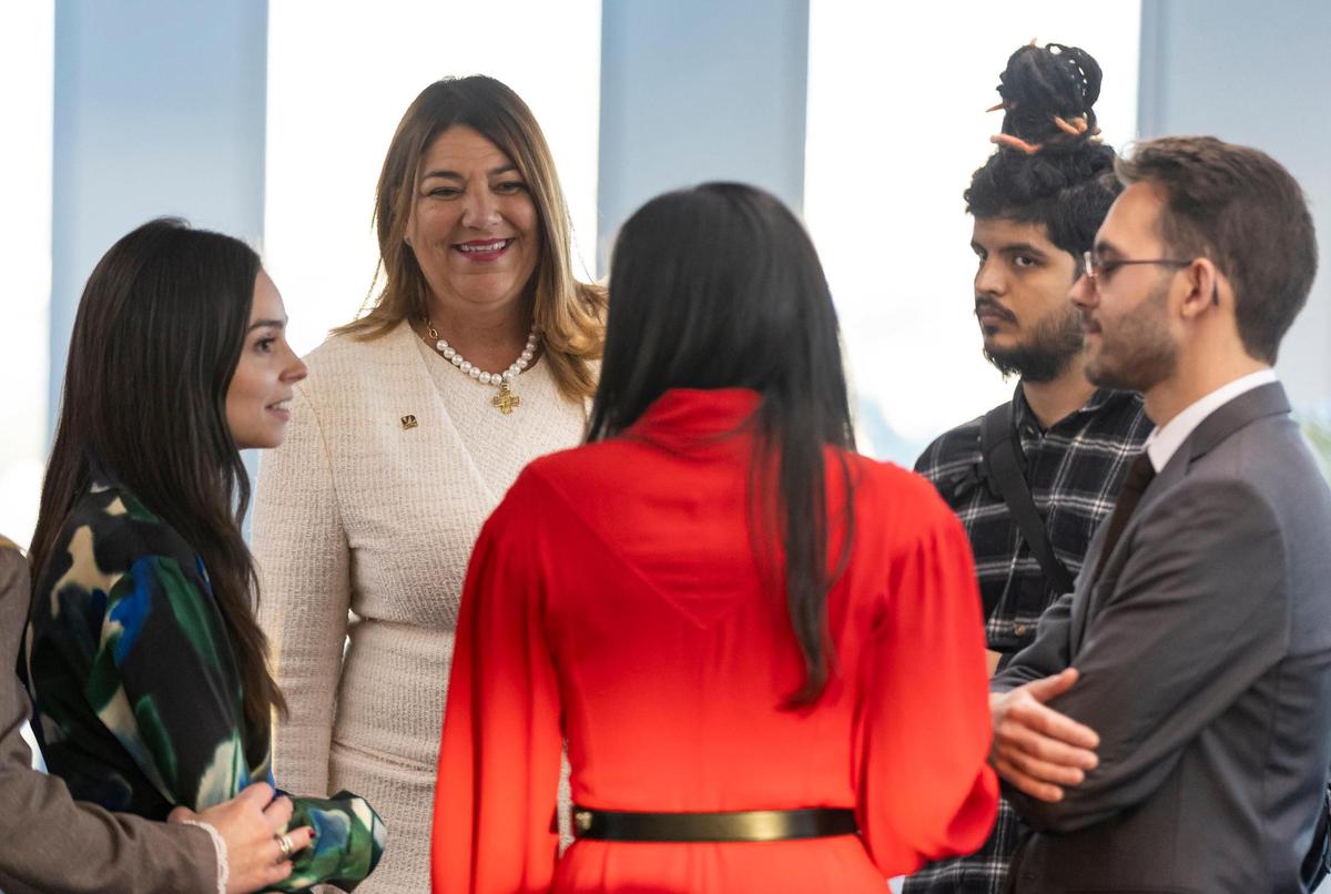 La presidenta del Miami Dade College, Madeline Pumariega, a la izquierda, habla con los invitados antes del inicio de una charla entre la magistrada de la Corte Suprema de los Estados Unidos, Sonia Sotomayor, y la directora ejecutiva de la Fundación Knight, Maribel Pérez Wadsworth, en el campus de Padrón del Miami Dade College el martes 11 de febrero de 2025 en Miami, Florida.