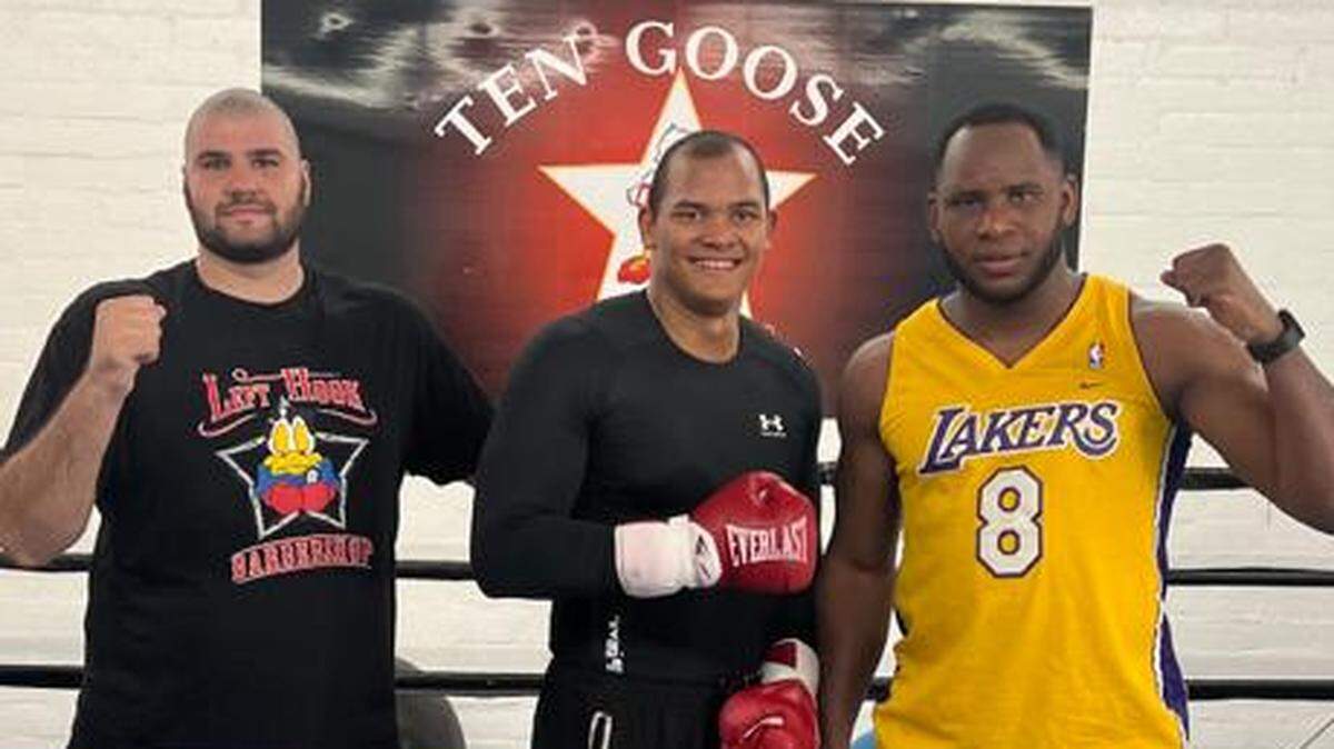 GEOVANY BRUZON junto con Frank Sanchez (d) y el armenio Gurgen Hovhannisyan, tres pesados que trabajan con Joe Goosen.
