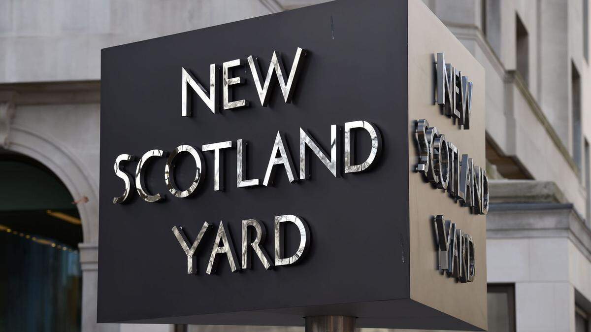 La  Policía Metropolitana de Londres, más conocida como Scotland Yard, busca a un sospechoso que huyó del lugar para esclarecer su posible participación y las causas del ataque.