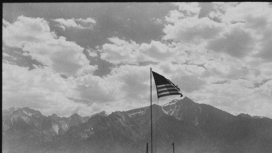 Las personas de ascendencia japonesa llegaron al Santa Anita Assembly Center de San Pedro, California. Los evacuados vivían en este centro en el antiguo hipódromo de Santa Anita antes de ser trasladados hacia el interior de los centros de reubicación.