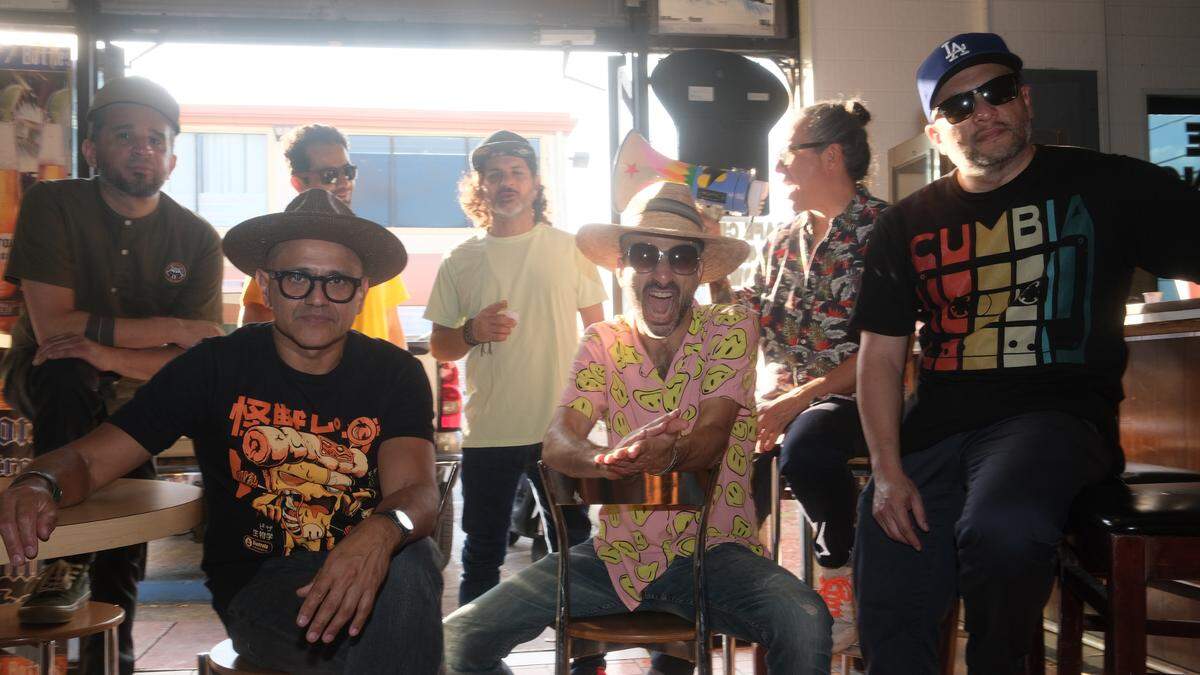 Alex Izaguirre, Gabriel Ayala, Alejo Angee, Daniel “Dito” Reschigna Roberto Taninaka, Andrés Arriaga, Jorge Moreno forman la Sonora Tukukuy, un grupo miamense con base en Allapattah.