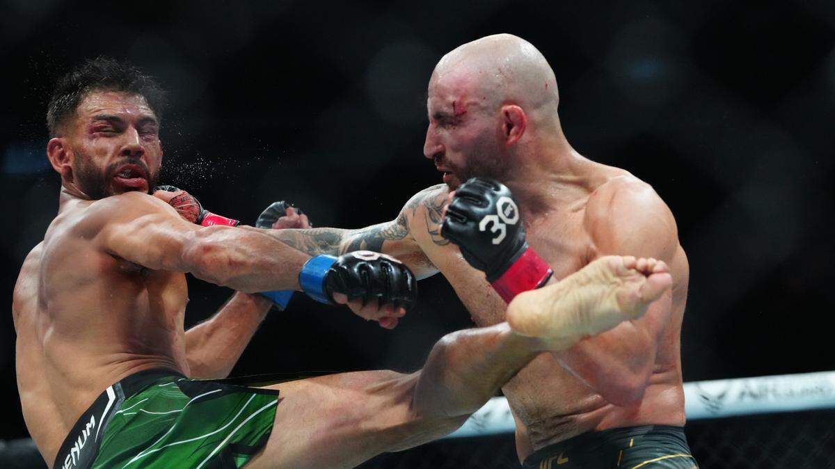 El campeón australiano del peso pluma Alexander Volkanovski (der.) venció por nocaut técnico en el tercer asalto al campeón interino mexicano Yair Rodríguez en el evento UFC 290, disputado el 8 de julio de 2023 en Las Vegas, Estados Unidos.