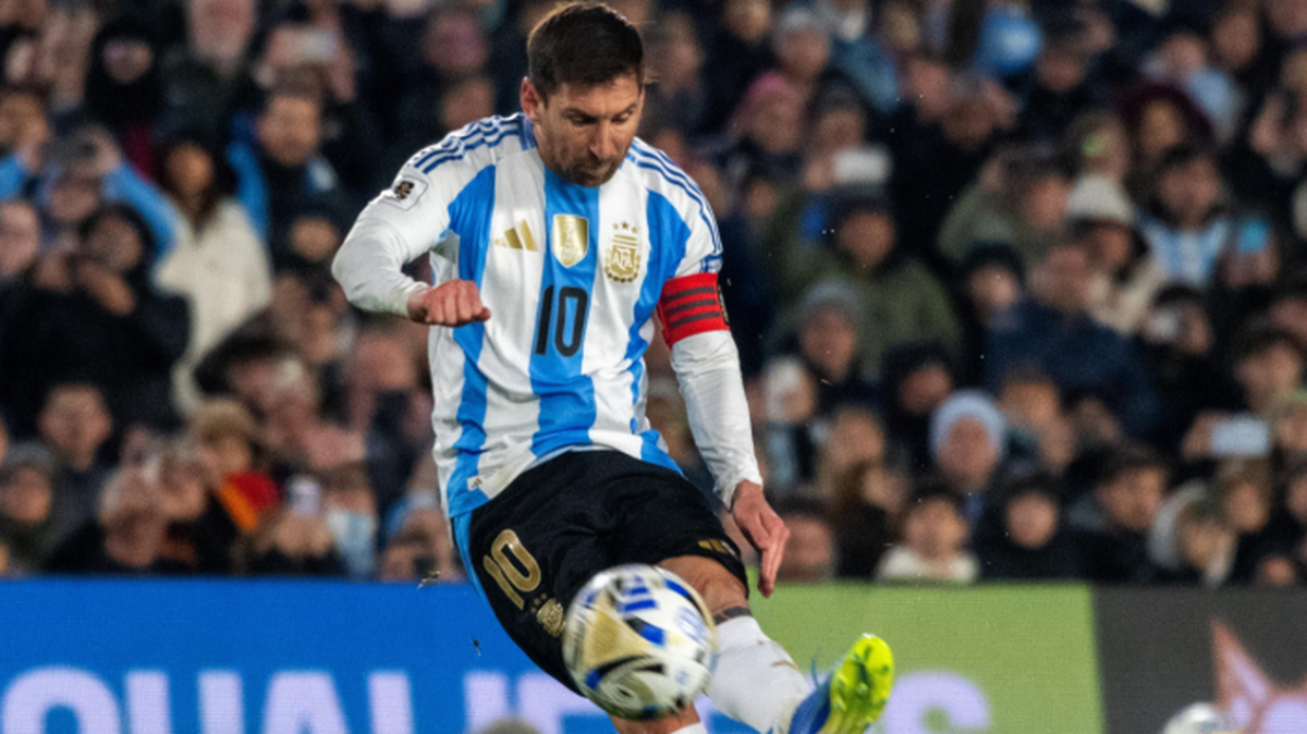 El astro Lionel Messi anotó dos goles este jueves en su último partido oficial en su país en las eliminatorias mundialistas en el estadio Monumental, en una noche emotiva que incluyó el triunfo de Argentina 3-0 sobre Venezuela.