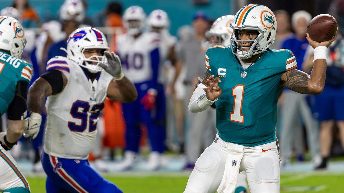 El quarterback de los Dolphins Tua Tagovailoa trata de pasar la pelota en el partido contra Buffalo Bills, celebrado el 12 de septiembre de 2024 en el Hard Rock Stadium en Miami Gardens, Florida.