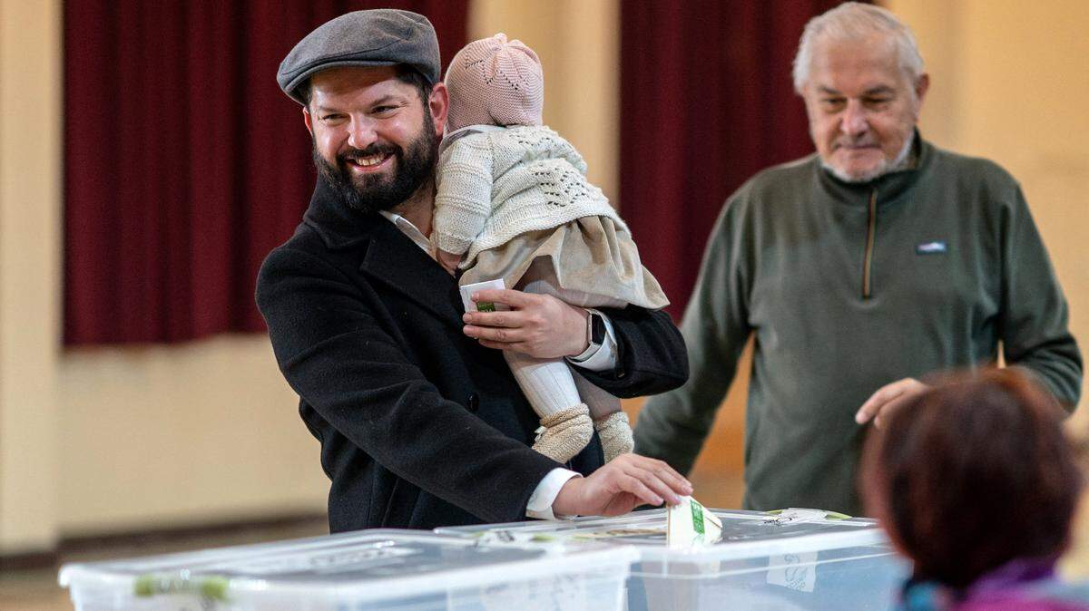 Handout picture released by Chile's presidency press office showing Chile's President Gabriel Boric with his daughter Violeta while casting his voete during the general election, in Punta Arenas, Magallanes province, Chile on November 16, 2025. Chileans are voting in a presidential election shaped by rising concerns over violent crime, with candidates pledging tougher measures against transnational gangs and the far-right promising to carry out mass migrant deportations. (Photo by marcelo segura / AFP) / / XGTY / RESTRICTED TO EDITORIAL USE - MANDATORY CREDIT "AFP PHOTO / CHILE'S PRESIDENCY - Marcelo SEGURA" - NO MARKETING NO ADVERTISING CAMPAIGNS - DISTRIBUTED AS A SERVICE TO CLIENTS (Photo by MARCELO SEGURA/AFP via Getty Images)