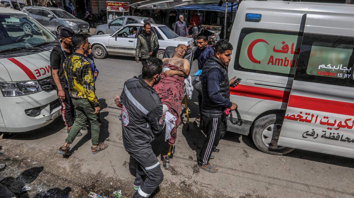 Un palestino herido en un ataque israelí llega a un hospital en Rafah, en el sur de la Franja de Gaza, el miércoles 13 de marzo de 2024.