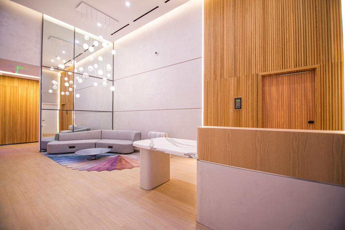 Yotel ofrece varias plantas de habitaciones de hotel y apartamentos para alquiler, con comodidades pero sin estacionamiento de autos.