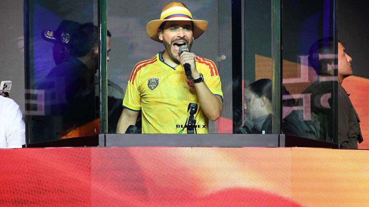 El candidato presidencial de Colombia, Abelardo de la Espriella, del partido Defensores de la Patria, habla detrás de un cristal antibalas durante su acto final de campaña en Medellín, Colombia, el 24 de mayo de 2026.