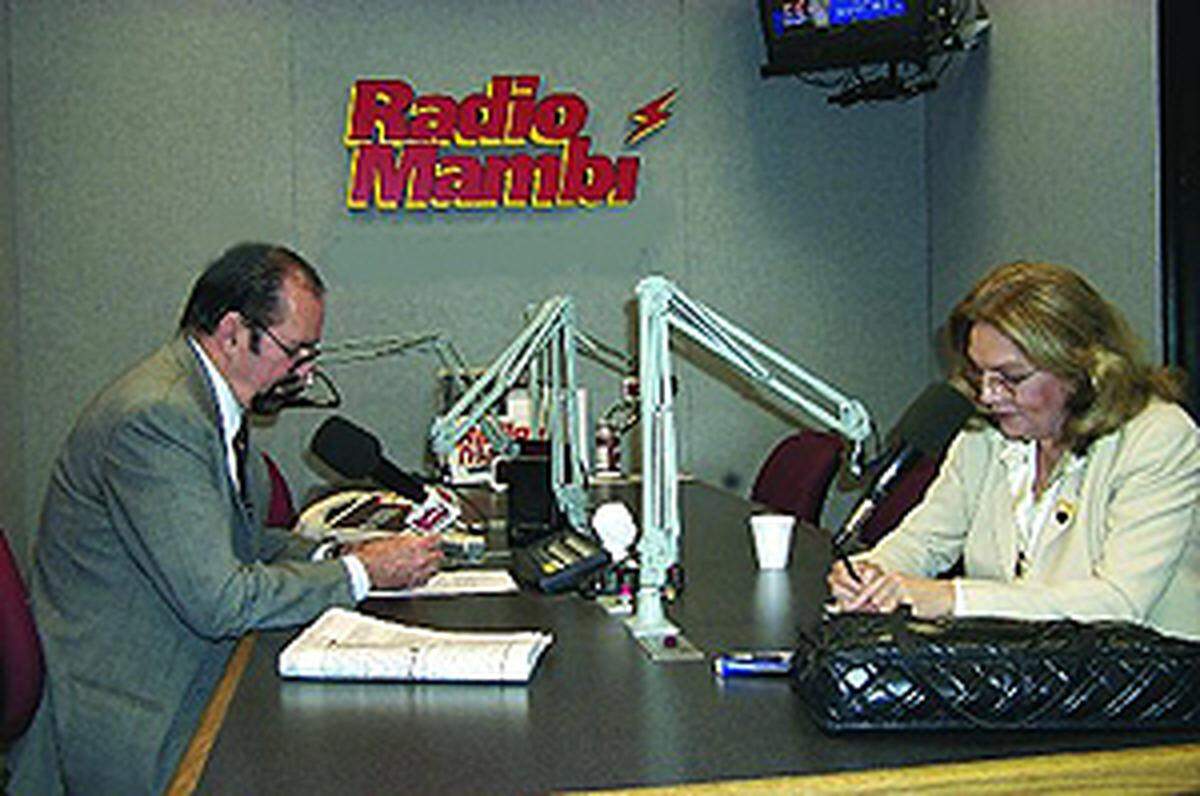 Nancy Pérez Crespo aparece en este imagen de archivo junto con el fallecido periodista Agustín Tamargo, durante una emisión de Radio Mambí.