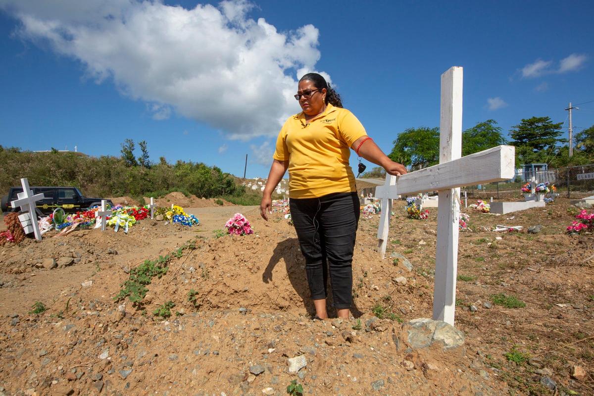 Marilisa Celia García, de 44 años, visita la tumba de su madre en el cementerio de Vieques, Puerto Rico.