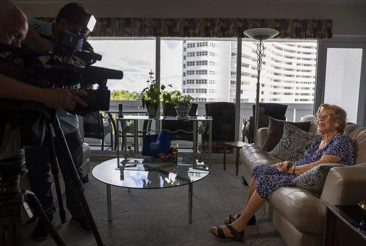 Ruth Di Stefano, de 97 años y sobreviviente del Holocausto, cuenta la historia de su vida en su casa en Fort Lauderdale. Di Stefano recibió una bolsa de regalo navideña de Goodman Jewish Family Services en anticipación de la festividad de Rosh Hashaná.