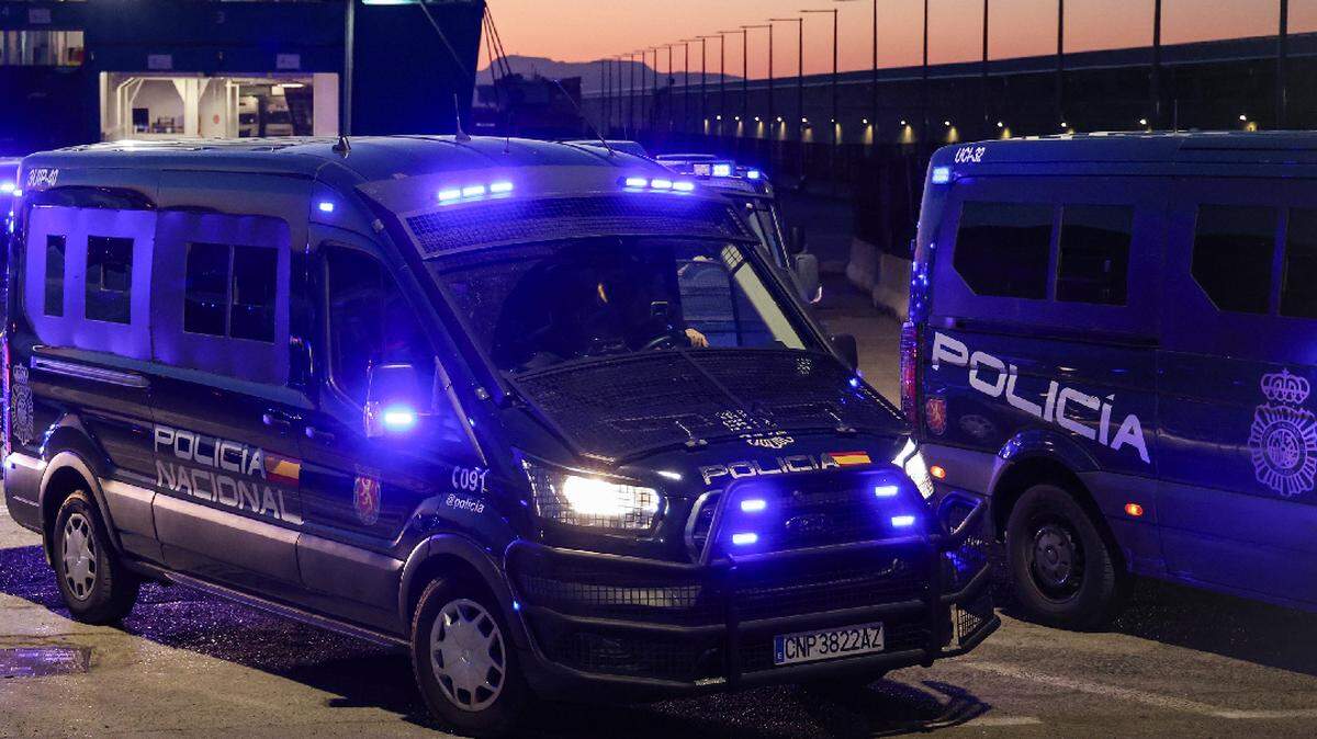 La Policía Nacional española impuso multas de hasta 600,000 euros a tres hombres por apuntar con una luz láser a un helicóptero de vigilancia en Madrid.