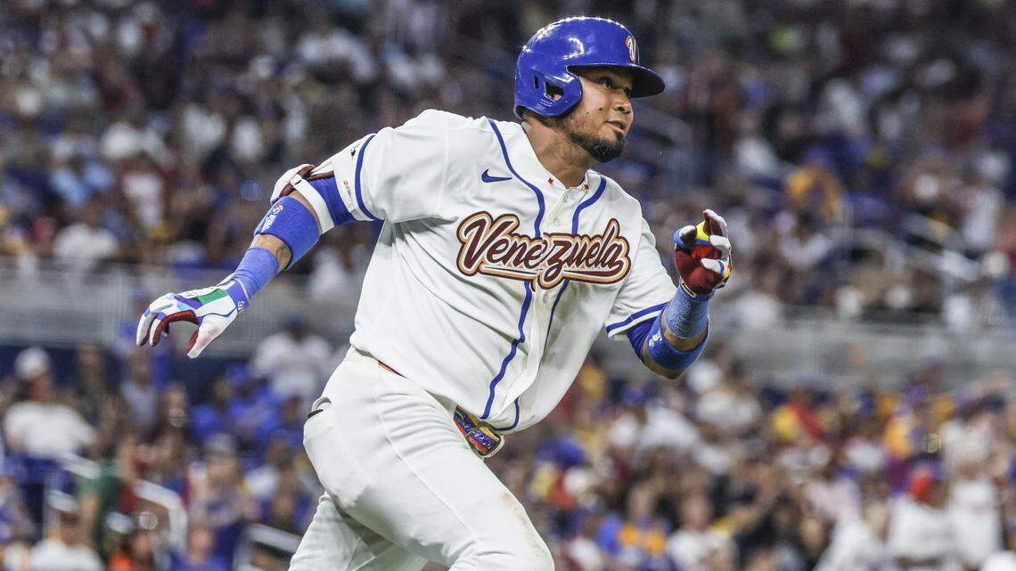 El pelotero de Venezuela Luis Arráez batea un doble en el octavo inning contra Israel, en el partido del Clásico Mundial de Béisbol celebrado el 7 de marzo de 2026 en Miami.
