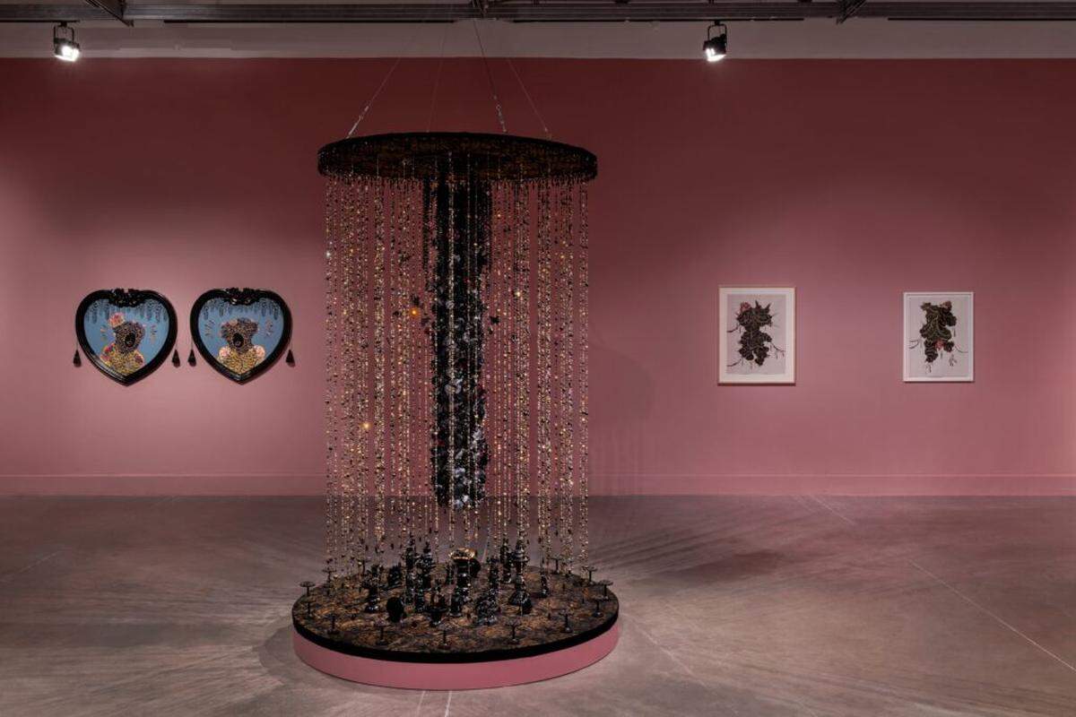 “La Doncella es el Guerrero” es la primera exposición individual de la artista Vickie Pierre, nacida en Brooklyn y residente en el sur de Florida.