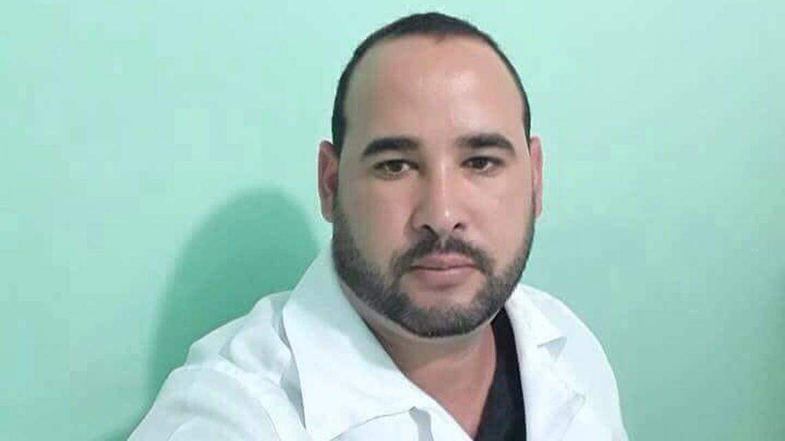 El médico cubano Yanier Samón De Hombre, de 32 años, murió el jueves en Brasil, donde trabajaba como parte del programa ‘Más Médicos’. Foto Tomada de Facebook.