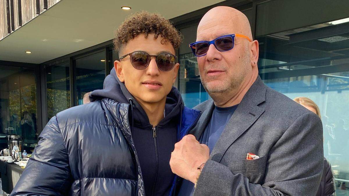 El prospecto cubano Yoel Angeloni junto al promotor Lou DiBella en Australia, donde se encuentra para su debut profesional.