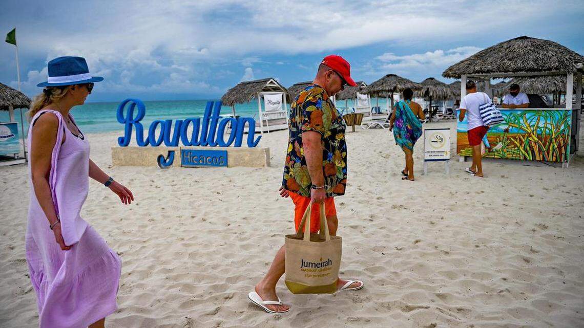 Foto de archivo de turistas caminando en la playa de Varadero, provincia de Matanzas, Cuba, el 22 de octubre de 2021.