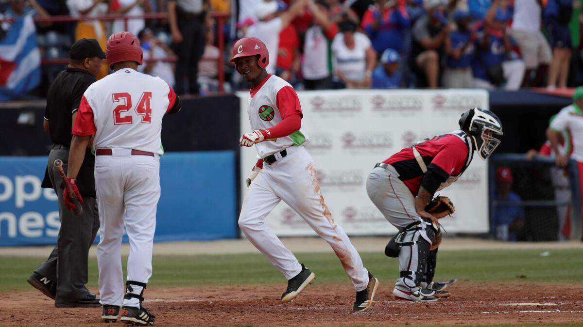 Yuniesky Larduet, de los Leñadores de las Tunas, celebra tras anotar una carrera ante los Cardenales de Lara, durante un partido de la Serie del Caribe celebrado el 9 de febrero de 2019 en el Estadio Nacional Rod Carew de Ciudad de Panamá.