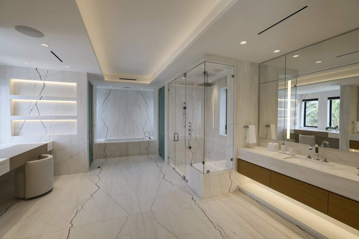 El baño principal dentro de The Mansions, un exclusivo enclave de 2,5 acres compuesto por nuevas mega-mansiones independientes en Fisher Island, en Miami Beach, Florida, el miércoles 10 de junio de 2026.