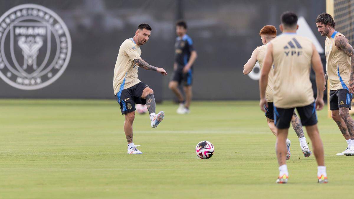 Lionel Messi patea el balón en un entrenamiento con la selección de Argentina en las instalaciones del Inter Miami, el 5 de junio de 2024 en Fort Lauderdale.