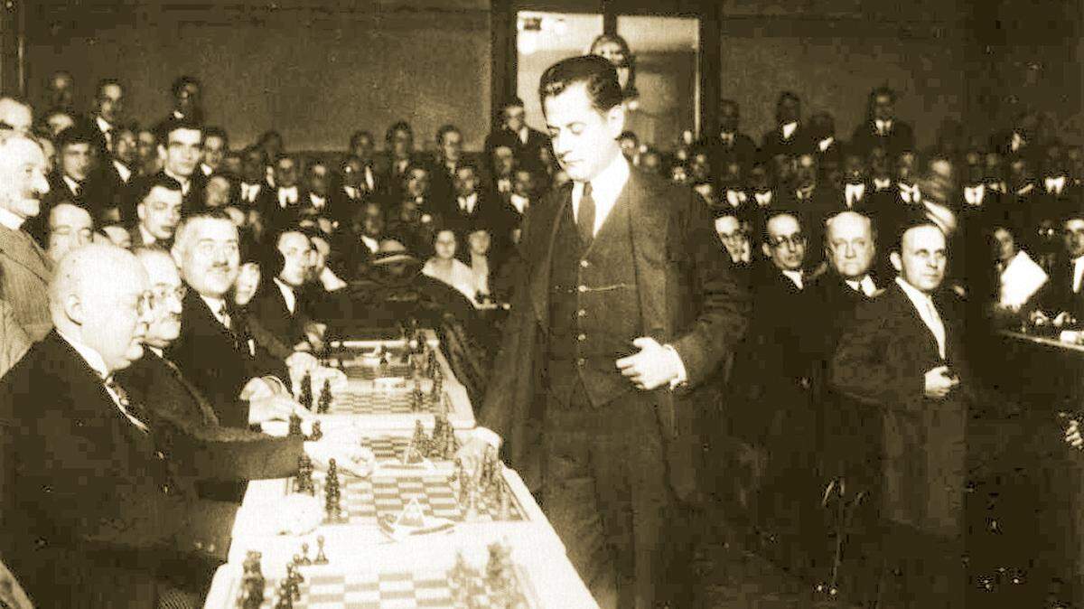 Por la invencibilidad que tuvo en su época de esplendor le surgieron diferentes apodos como “La Máquina Invencible’’, “El Rey de los Reyes’’, “La Máquina de Jugar Ajedrez’’ y el “Mozart del Ajedrez’’.