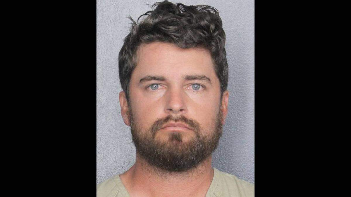 La policía arrestó a Daniel Riggs por abuso sexual.