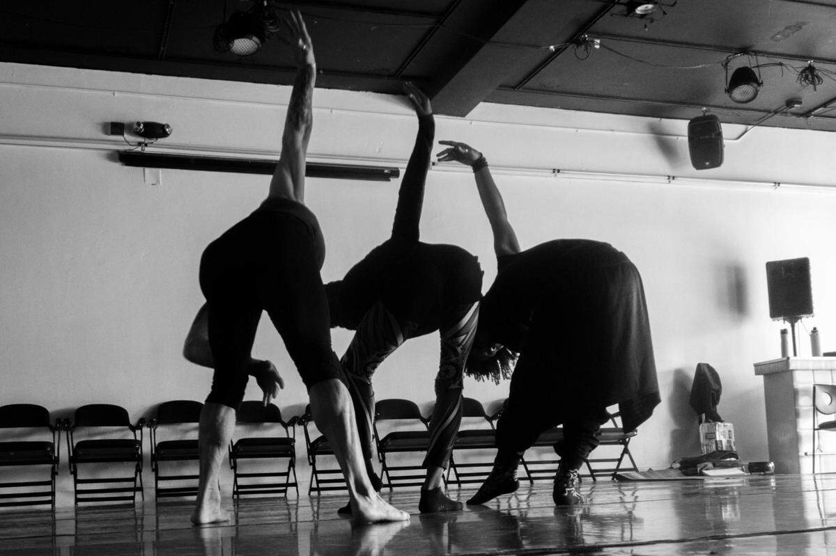 La obra de teatro-danza “DJ Apollo”, de Pioneer Winter, será presentada por  FUNDarte y Miami Light Project el viernes 25 y el sábado 26 de abril en el Miami Theater Center. 