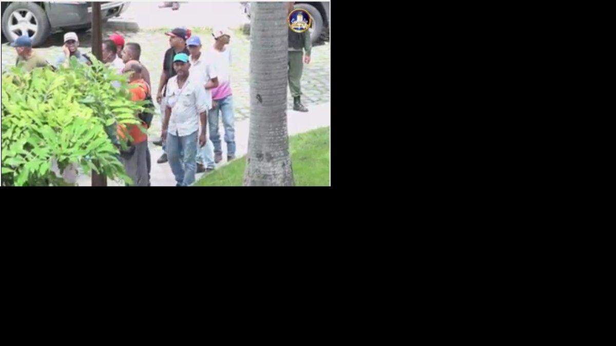 Diputados oficialistas ayudaron a contener a los simpatizantes de Maduro, quienes, con banderas venezolanas y gritando consignas, lograron entrar por la fuerza a la parte baja del hemiciclo y a los jardines de la sede parlamentaria, en el casco histórico de Caracas.